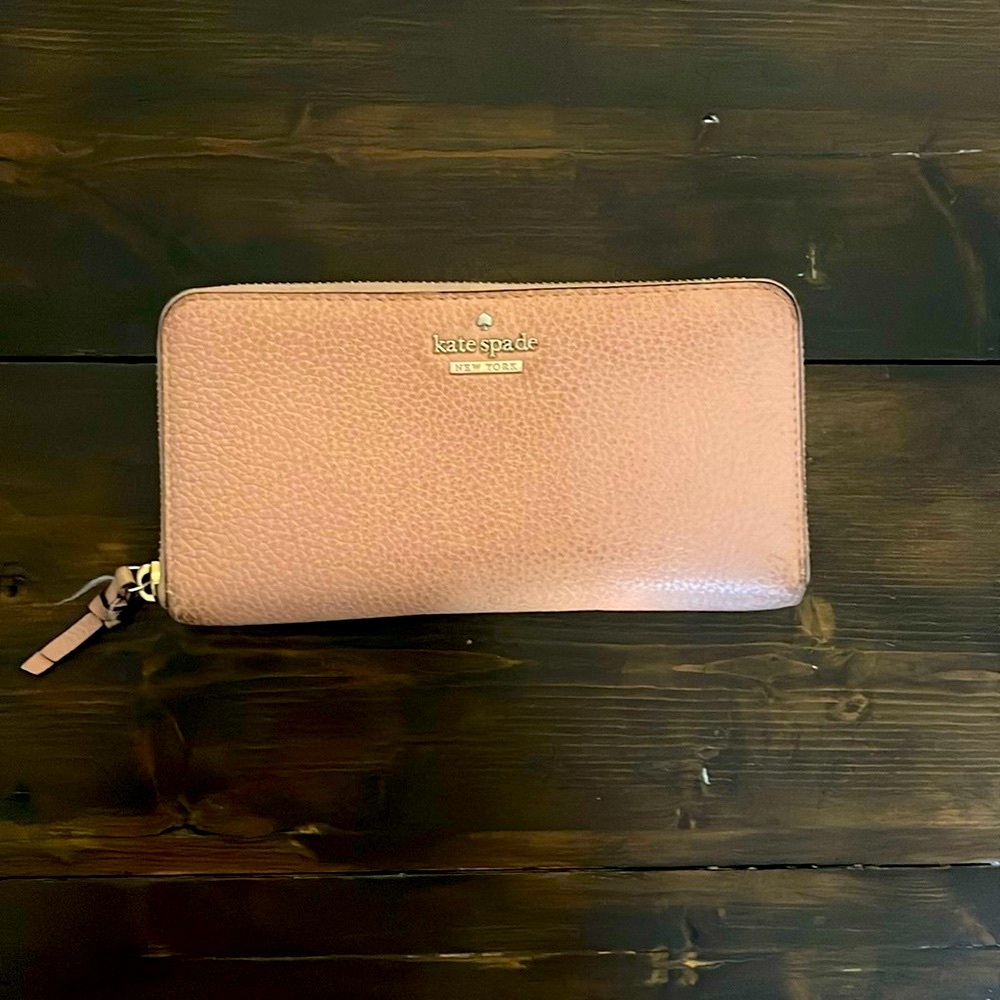 Kate Spade Zip up wallet